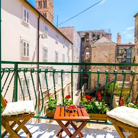 Lux Aurelius In Centre Old Town 2*
